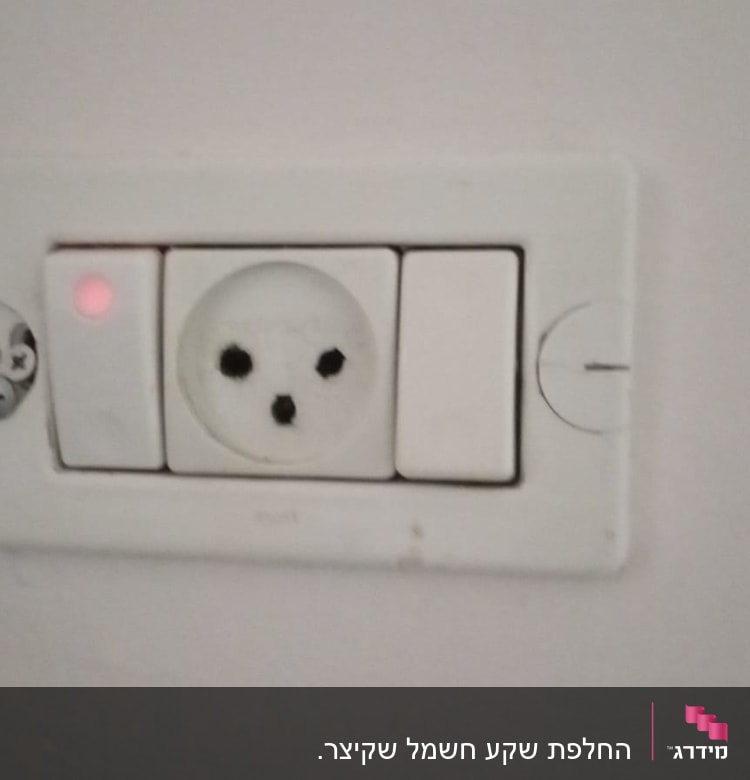 שקע חשמל עם מתג מואר באור אדום